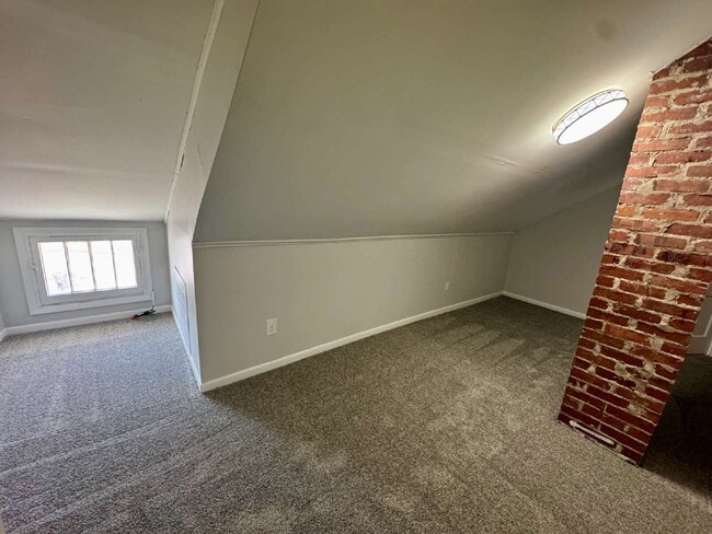 Building Photo - 2 bedroom, 1 bathroom duplex now available on the southside of Ottawa