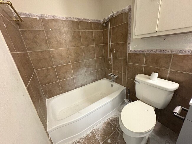 Building Photo - 3 Bed/1.5 Bath in Westland Plaza