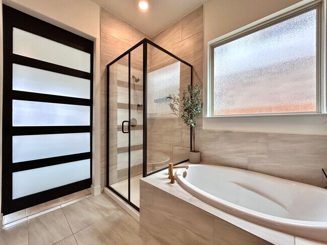 Building Photo - Spacious & Beautiful 3/BR 2/BA Two-Level Home with Garage & Fenced Yard