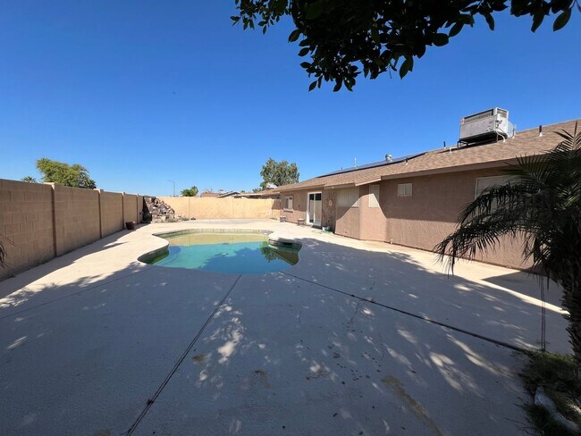 Building Photo - 4 BEDROOM POOL & SOLAR HOME!
