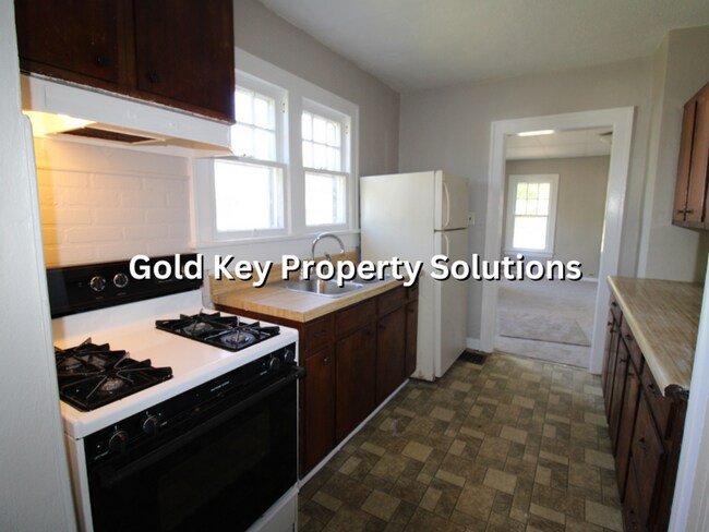Building Photo - 2 BR 1 BA House with All New Carpet and Pa...