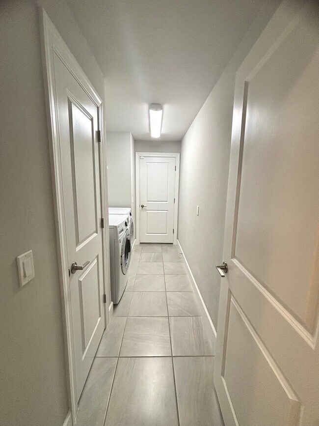 Building Photo - Modern 3 Bed, 2 Bath Home with Stylish Upgrades!