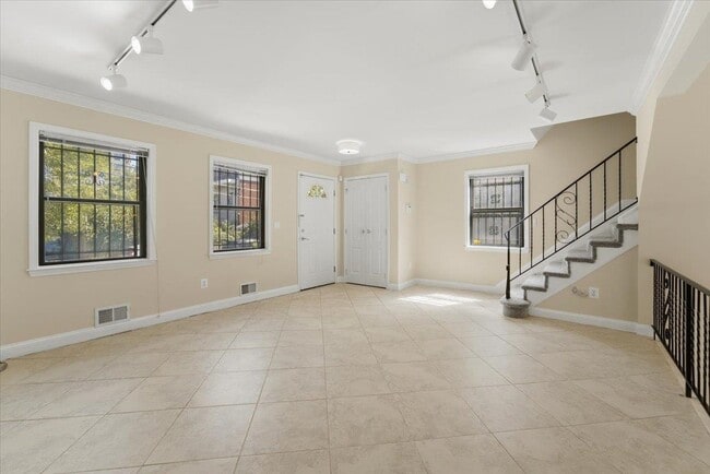 Building Photo - 295 9th St