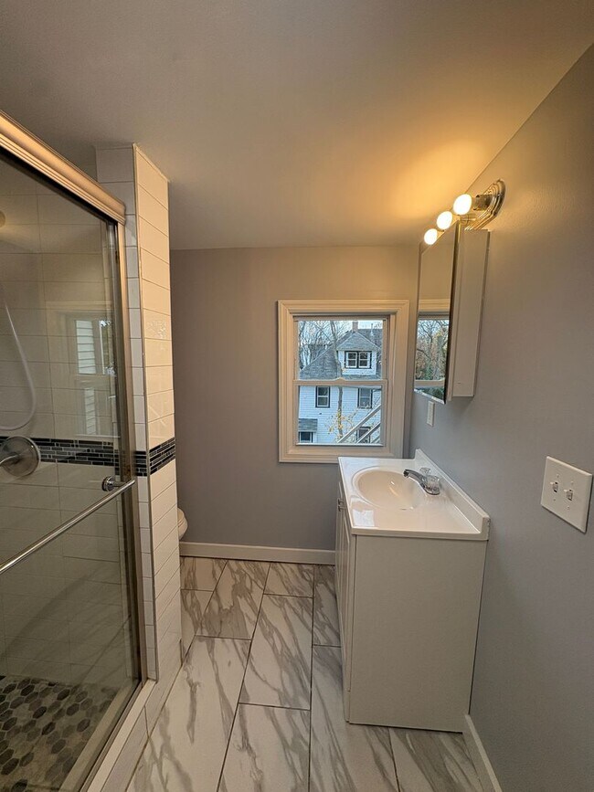 Building Photo - 347 Norwood Ave