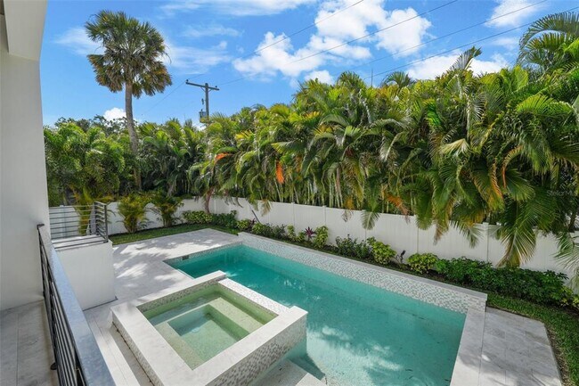 Building Photo - 5024 W Dickens Ave