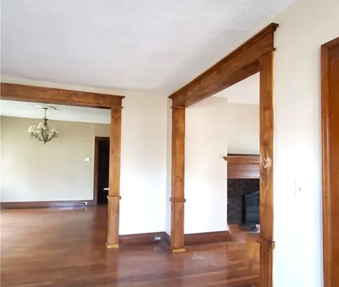 Building Photo - 425 Bird Ave