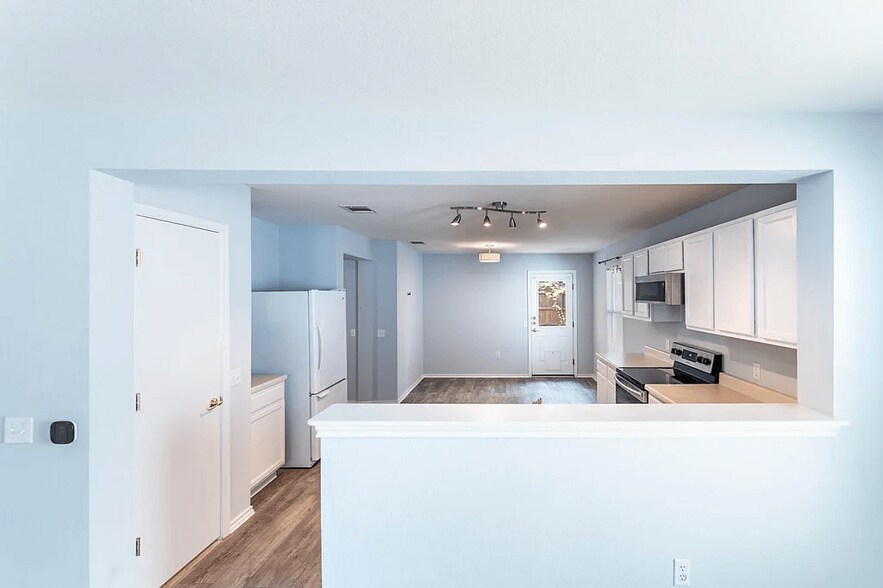 kitchen - 8719 Davis Oaks Trl