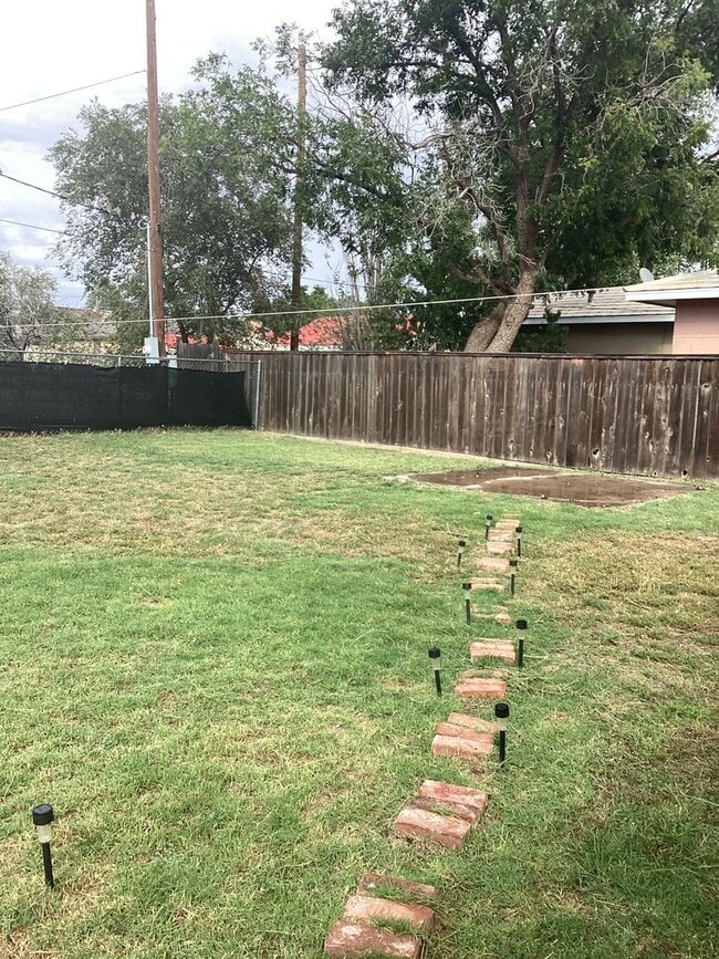 Building Photo - Cute 2 Bedroom with a little historical charm!  One block from ENMU!