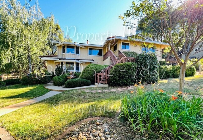 Building Photo - 2 Bedroom 2 Bath Home With Bonus Room off Racetrack!!!!