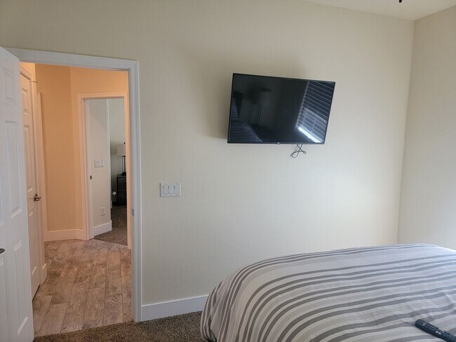 Building Photo - 3-Bedroom / 2-Bathroom Home with Attached ...