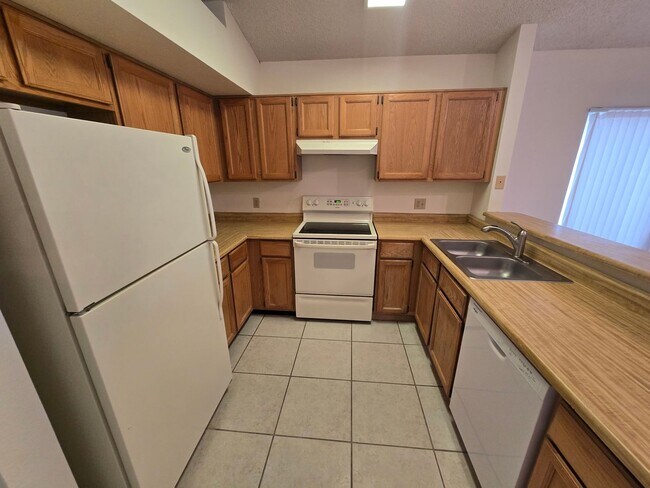Building Photo - 1120 N Val Vista Dr