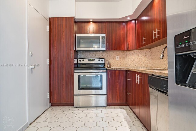 Building Photo - 500 Bayview Dr
