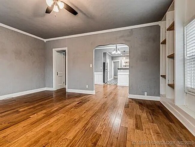 Building Photo - Updated Midtown Bungalow Near Mother Road Market