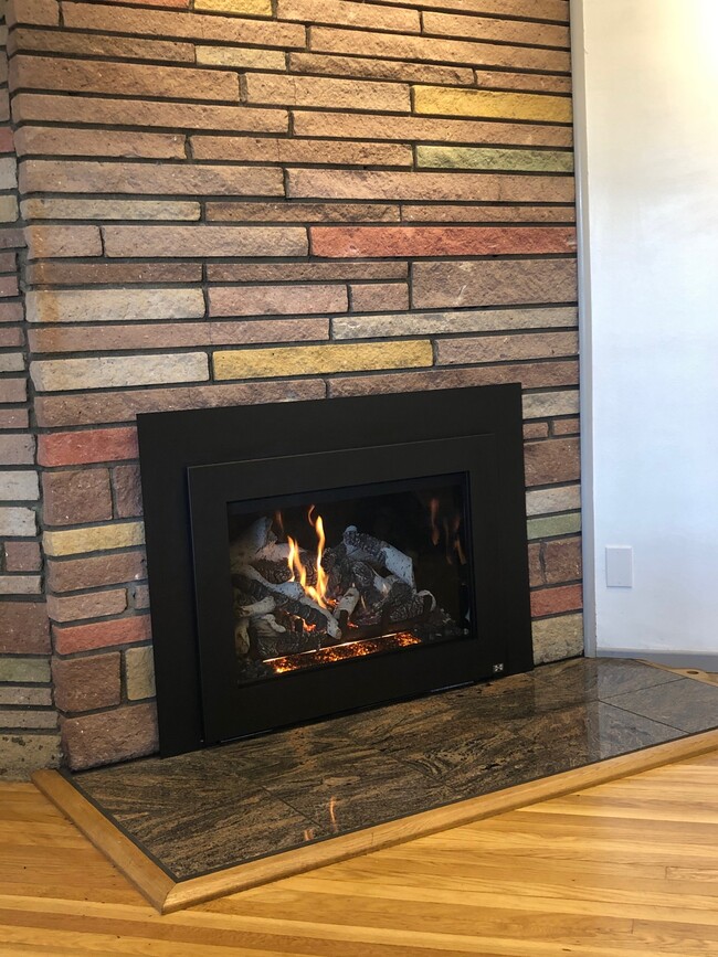 Living room gasfireplace - 7130 Stansbury Ave