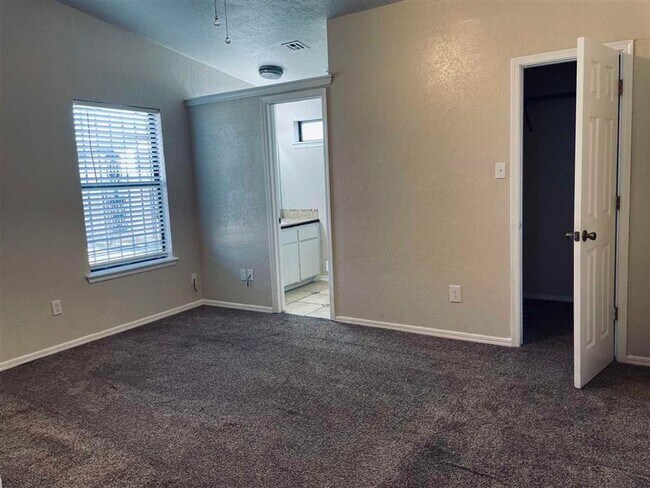 Building Photo - 3815 SW Hickory Ln