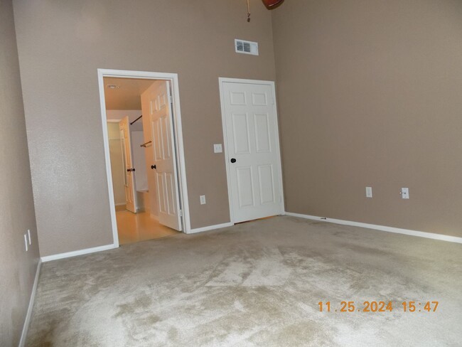 Building Photo - Well maintained up stairs condo