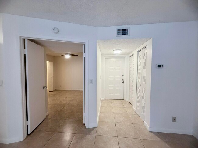 Building Photo - 9955 Westview Dr