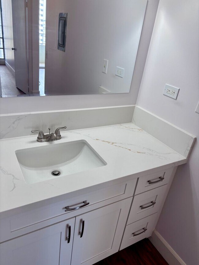 Building Photo - For Rent | New Renovated 1 Bedroom, 1 Bathroom with 1 Assigned Covered Parking at Scenic Tower