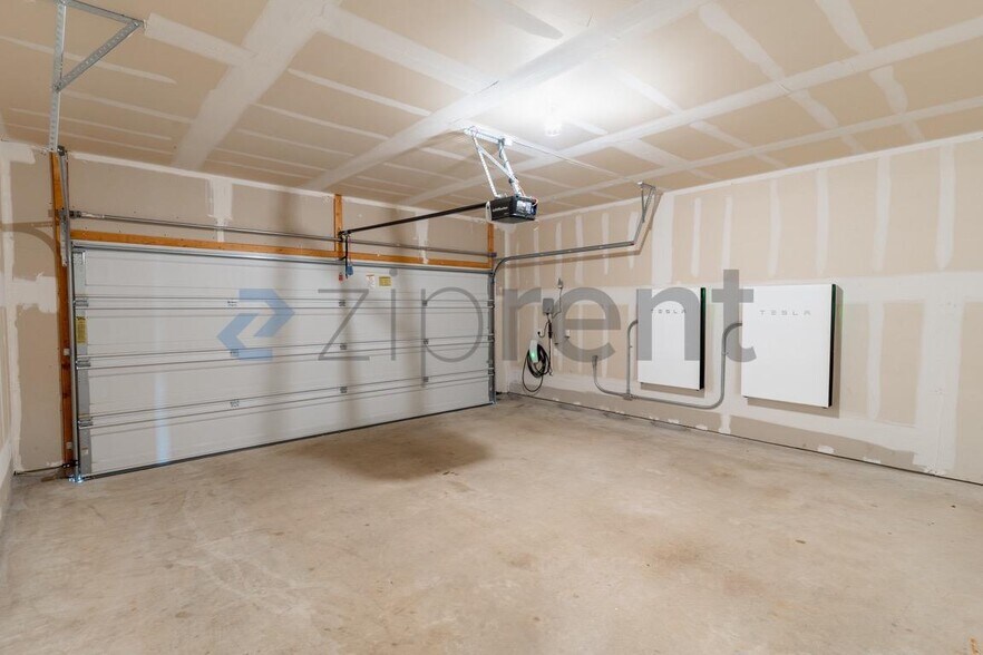 Building Photo - Unit