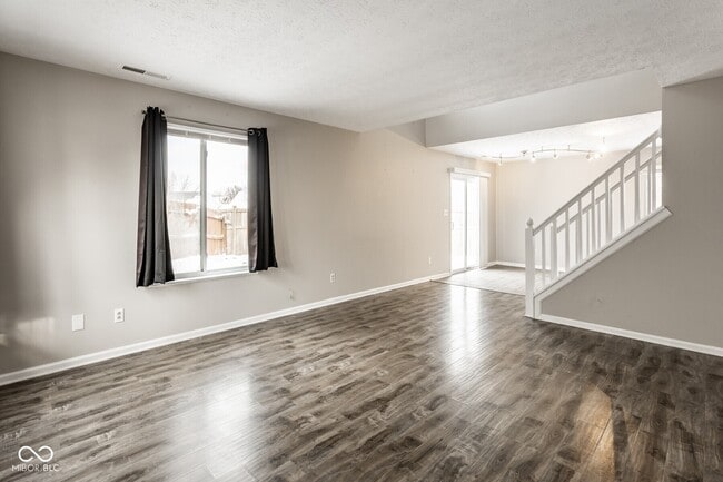 Building Photo - 700 Mountain Pine Dr