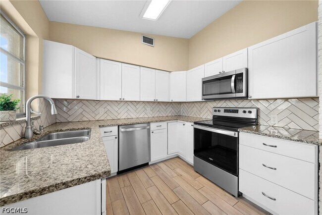 Building Photo - 275 Lakeview Dr