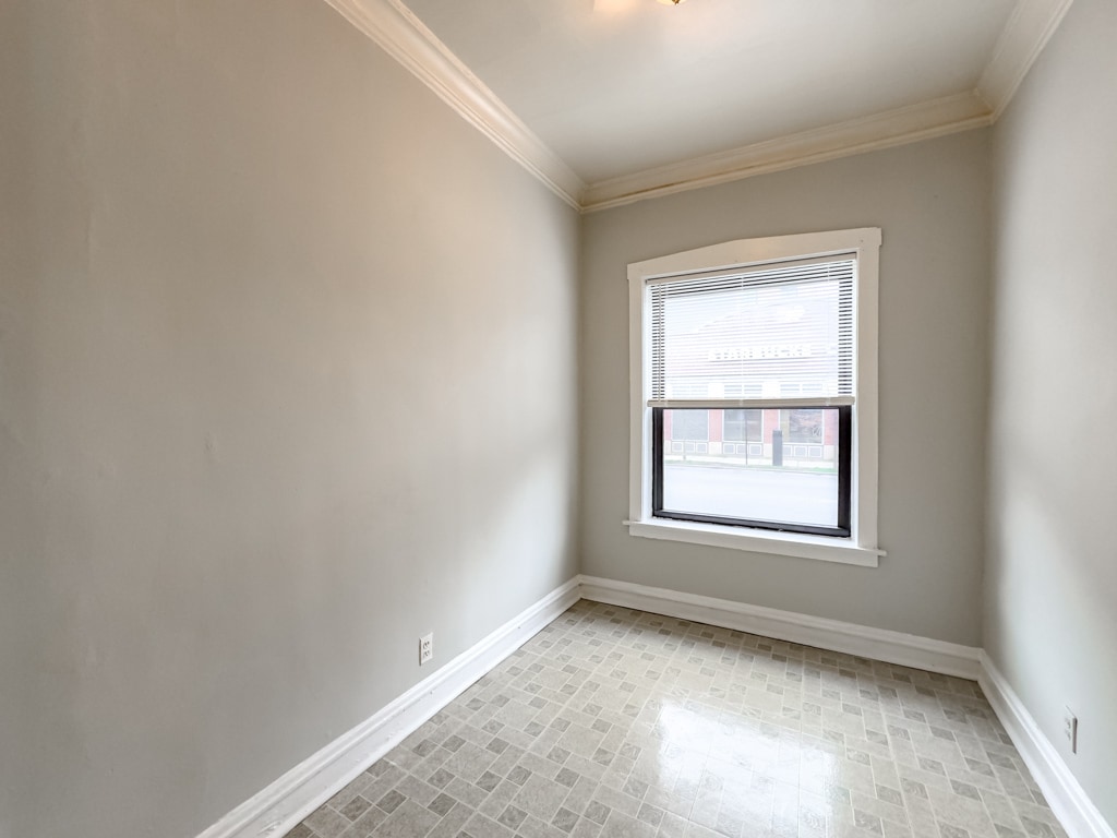 Building Photo - 2226 W Wilson Ave