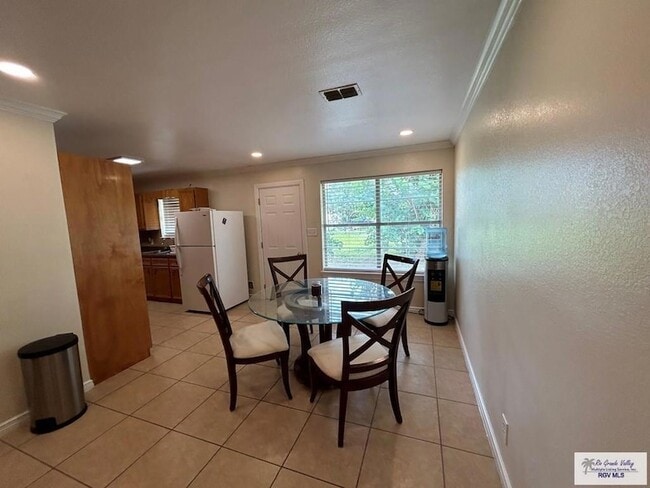 Building Photo - 711 Cisneros St