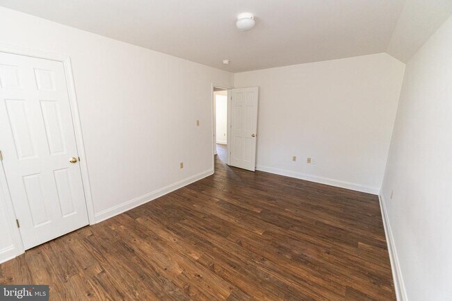 Building Photo - 804 Travers St