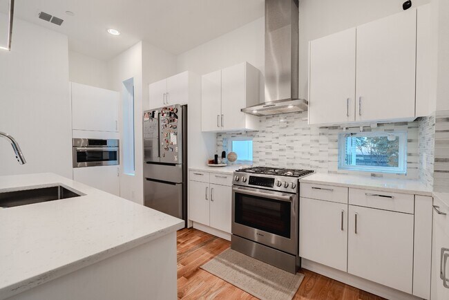 Building Photo - 3 Bed 3 Bath Townhome - Gated Community & Downtown Views! Lower Greenville area