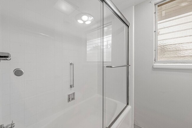 Building Photo - Charming 2-Bedroom Condo in Downtown Palo ...