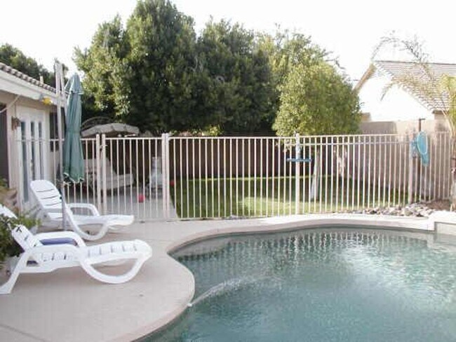 Building Photo - AVAILABLE NOW Beautiful Home with Sparklin...