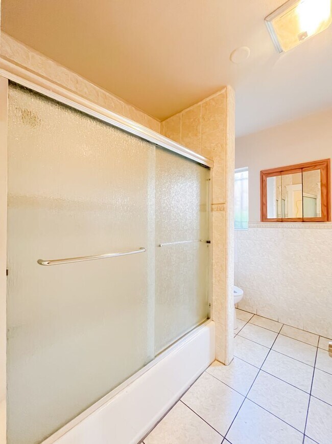 Building Photo - 807 Wilton Pl