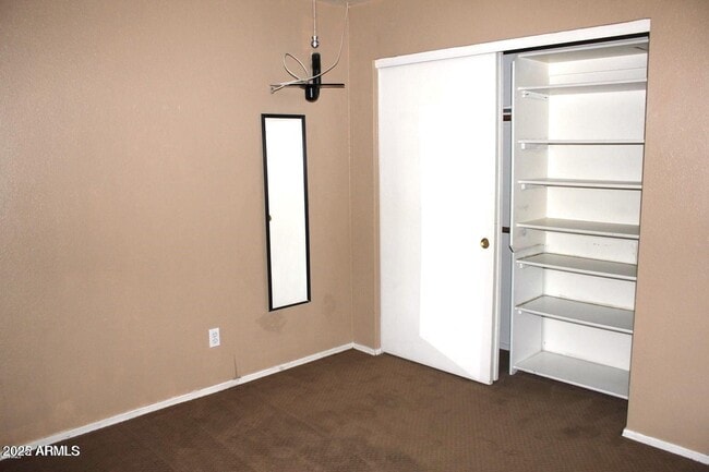 Building Photo - 1221 W Chicago St