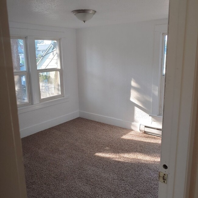 Building Photo - Upgraded 1 Bed 1 Bath Blocks from Evergree...