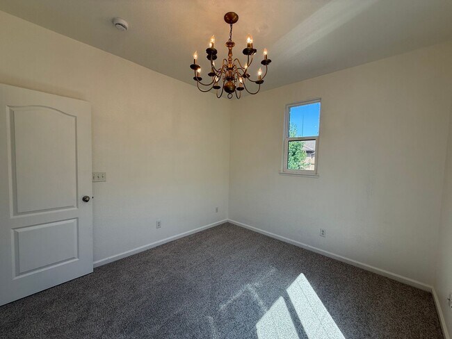 Building Photo - 2-story 4bed 2.5bath home available in Nor...