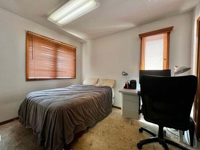 Building Photo - 4 Bed 3 Bath Townhouse in West Fort Collins!