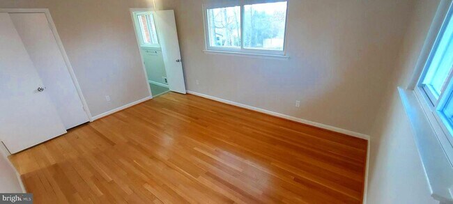 Building Photo - 9820 Inglemere Dr