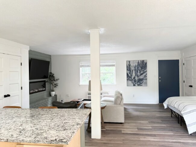 Building Photo - 1 Bed, 1 Bath Furnished Apartment  – Great Location & Amenities! Flexible Lease Terms Available