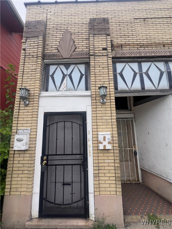 Primary Photo - 282 E Delavan Ave