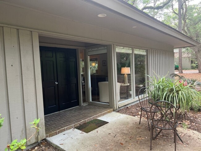 Building Photo - Walk to the beach from this 2BR FURNISHED ...
