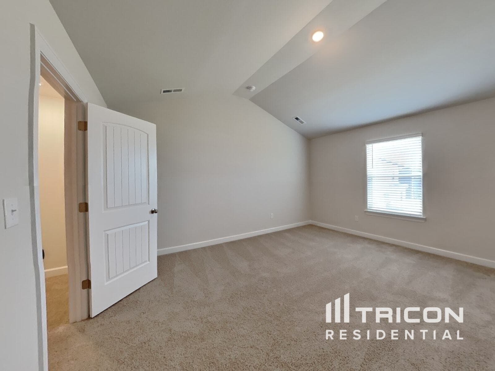 Building Photo - 3326 Quintana Dr