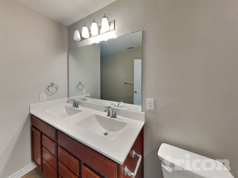 Building Photo - 2631 Green Leaf Way