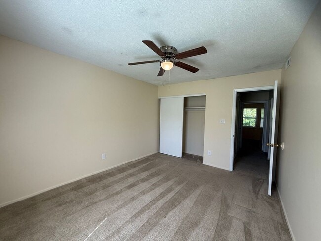 Building Photo - 2 bedroom 1 bathroom