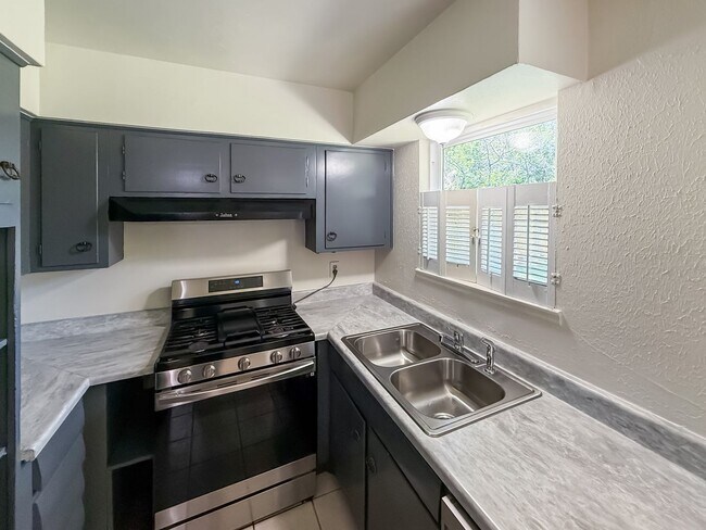 Building Photo - Charming Updated Home in Prime Irving Loca...