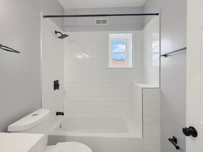 Building Photo - 733 N Linwood Ave