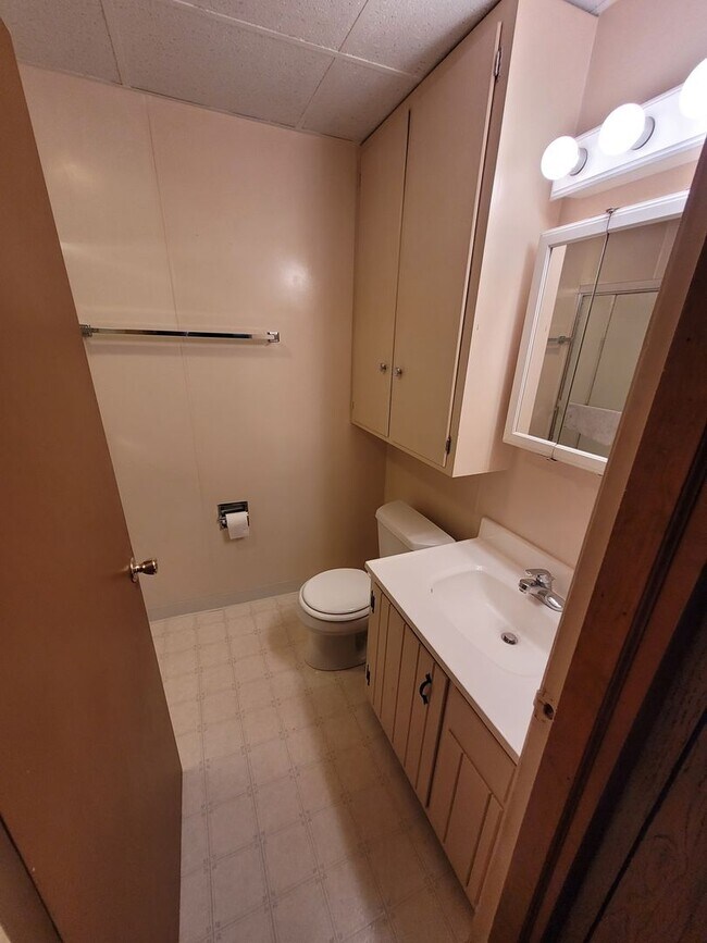 Building Photo - 402 N Railroad St