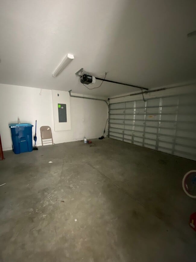 Building Photo - 3 BED 2 BATH SINGLE STORY 3/2 HOME.