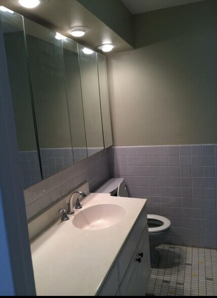 Master bath room - 5701 N Sheridan Rd