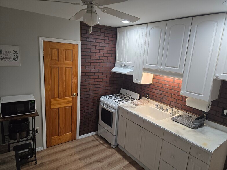 Kitchen and doorway into bathroom - 510 North St
