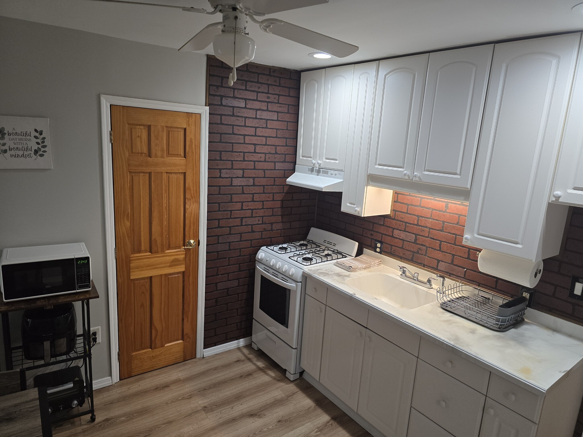Kitchen and doorway into bathroom - 510 North St